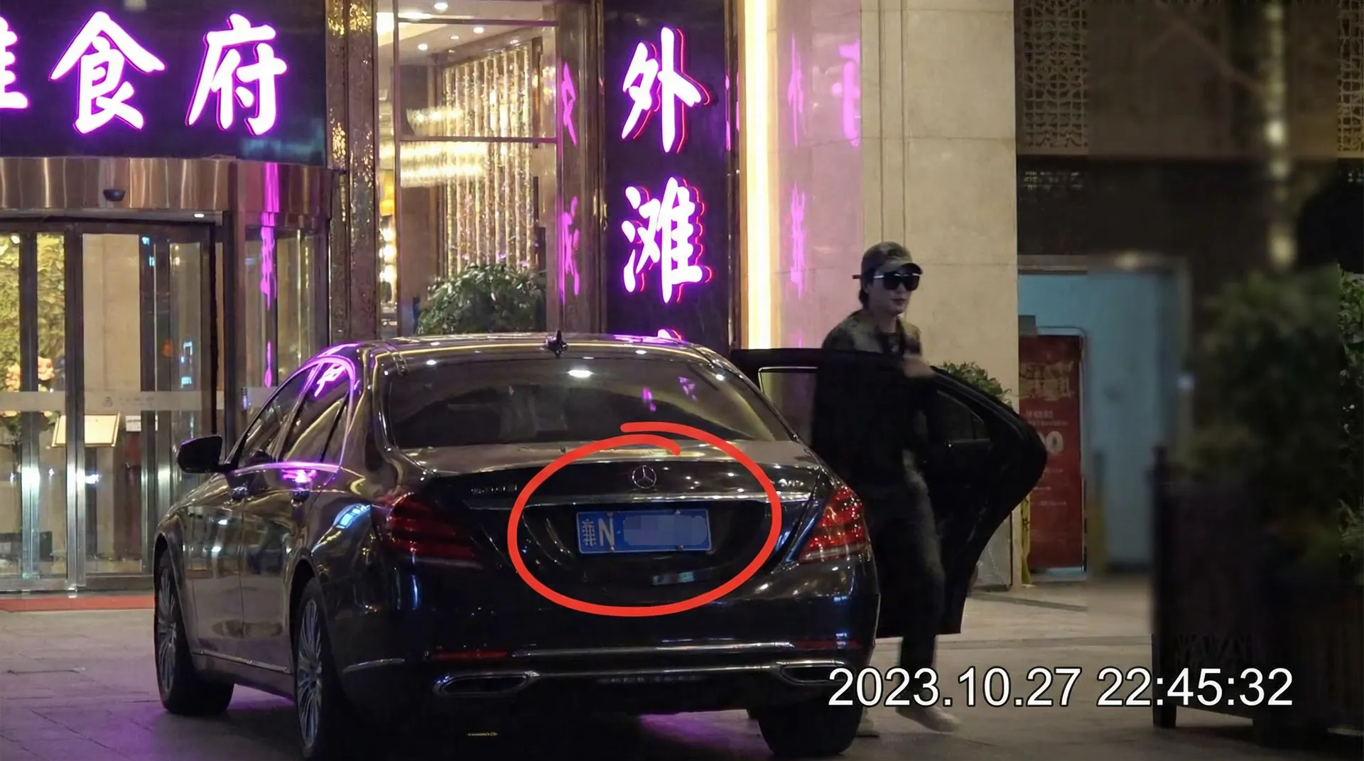 黑丝高跟 - 豪车餐厅外被拍